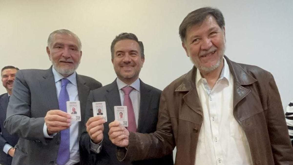 Adán Augusto López, Miguel Ángel Yunes y Gerardo Fernández Noroña muestran sus credenciales de afiliación a Morena