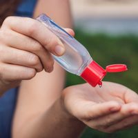 Alumnos de una escuela cordobesa fabrican y reparten alcohol en gel gratis para prevenir el Covid-19