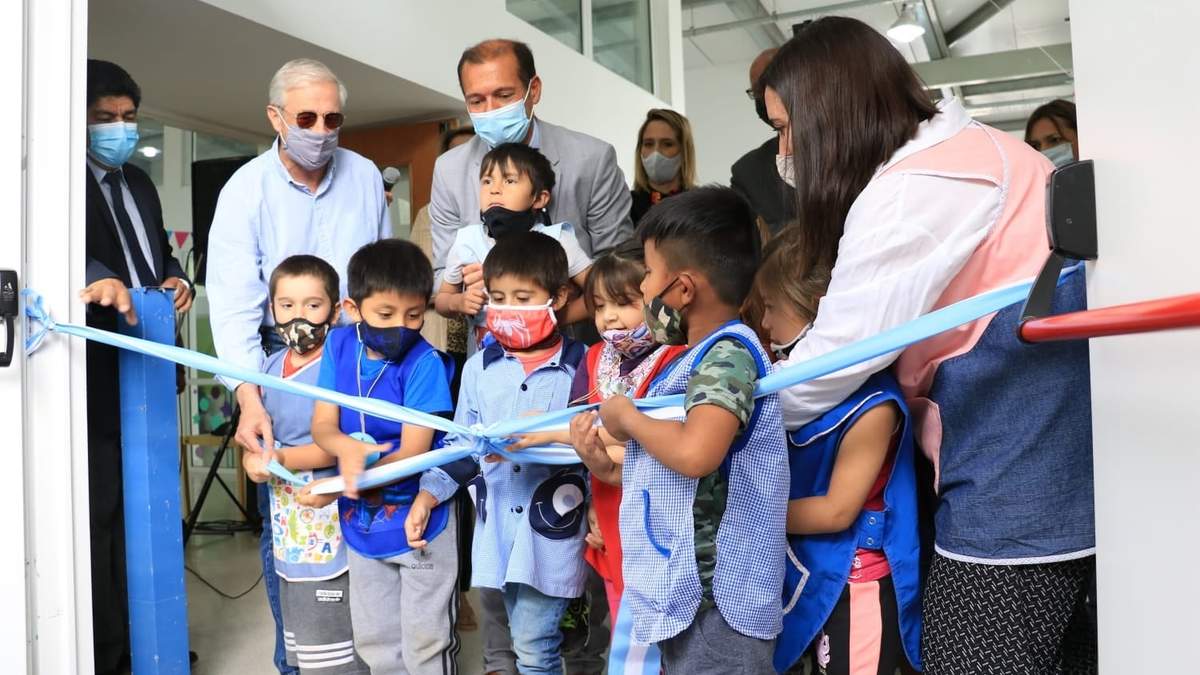 El gobernador de Neuquén inauguró el jardín junto a los niños. Fuente: (Twitter)