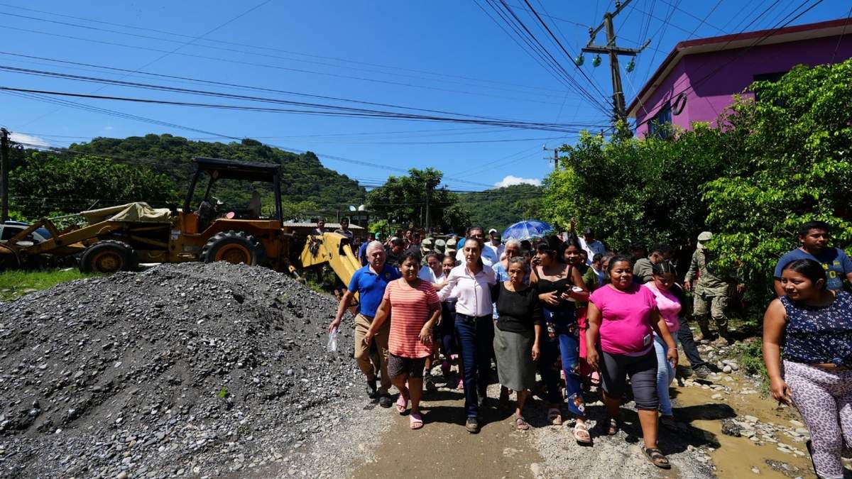 La Presidenta Sheinbaum recorrió La Ceiba, en Puebla, tras inundaciones por intensas lluvias