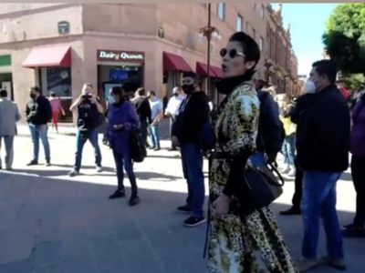 Mujeres lanzan huevos al fiscal de SLP tras su comparecencia en el Congreso