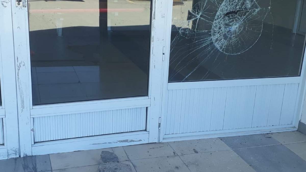 Una piedra de gran porte fue lanzada contra los vidrios. Fuente: (Twitter)