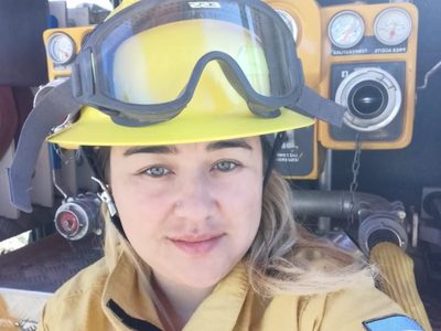 La bombera de Villa Pehuenia que combatió un incendio en las entrañas de una Araucaria