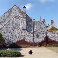 Crean un mural que simula un encaje en un museo de moda francés