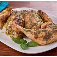 Si querés una cena liviana y saludable, preparate este pollo con pesto y limón que es súper proteico y bajo en hidratos