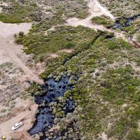 Polémica en Río Negro: contienen el derrame de petróleo con una pileta improvisada
