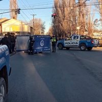 Un ciclista murió debajo de un camión en el Oeste de la ciudad de Neuquén
