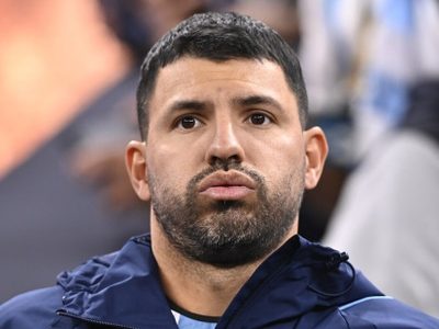 Mientras lo acusan de estafador, esta fue la reacción del Kun Agüero