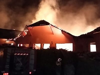 Lago Escondido: se incendió el centro de convenciones de Lewis