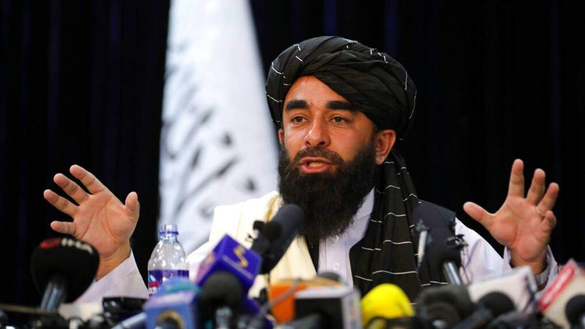 El portavoz talibán Zabihullah Mujahid habla en su primera conferencia