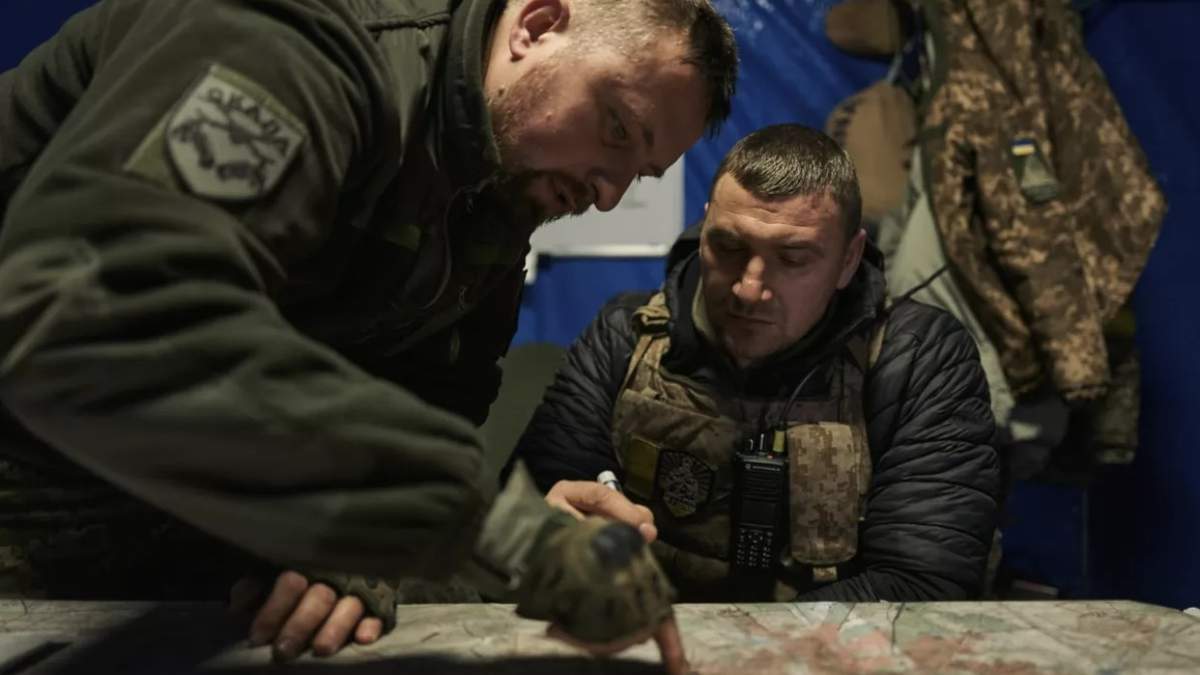 Soldados ucranianos revisan un mapa en un centro de comando bajo tierra en Bakhmut, en la región de Donetsk, Ucrania