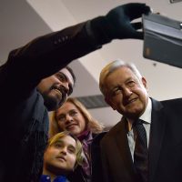 'Los maestros están con nosotros”, dice AMLO, pero ataja que no habrá cargo para nieto de Gordillo