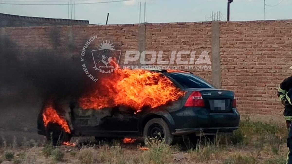 El Chevrolet Aveo totalmente incendiado minutos después de haber sido robado en Centenario. Fuente (Policía de Neuquén)