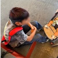 Encuentran a niño de 12 años viajando solo con un bebé de 8 meses: “Mi hermano lloraba de hambre
