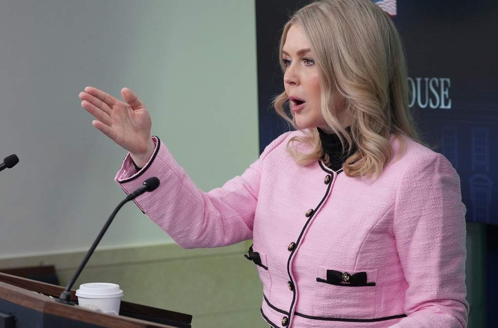 La secretaria de prensa de la Casa Blanca, Karoline Leavitt, habla durante una conferencia de prensa en la Casa Blanca, el miércoles 7 de enero de 2026, en Washington