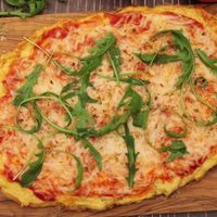 Pizza keto, esponjosa y deliciosa: la opción baja en calorías que te salva cualquier cena