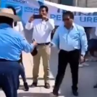 Exalcalde entrega un fajo de billetes a candidato de Panal y asegura que él lo puso