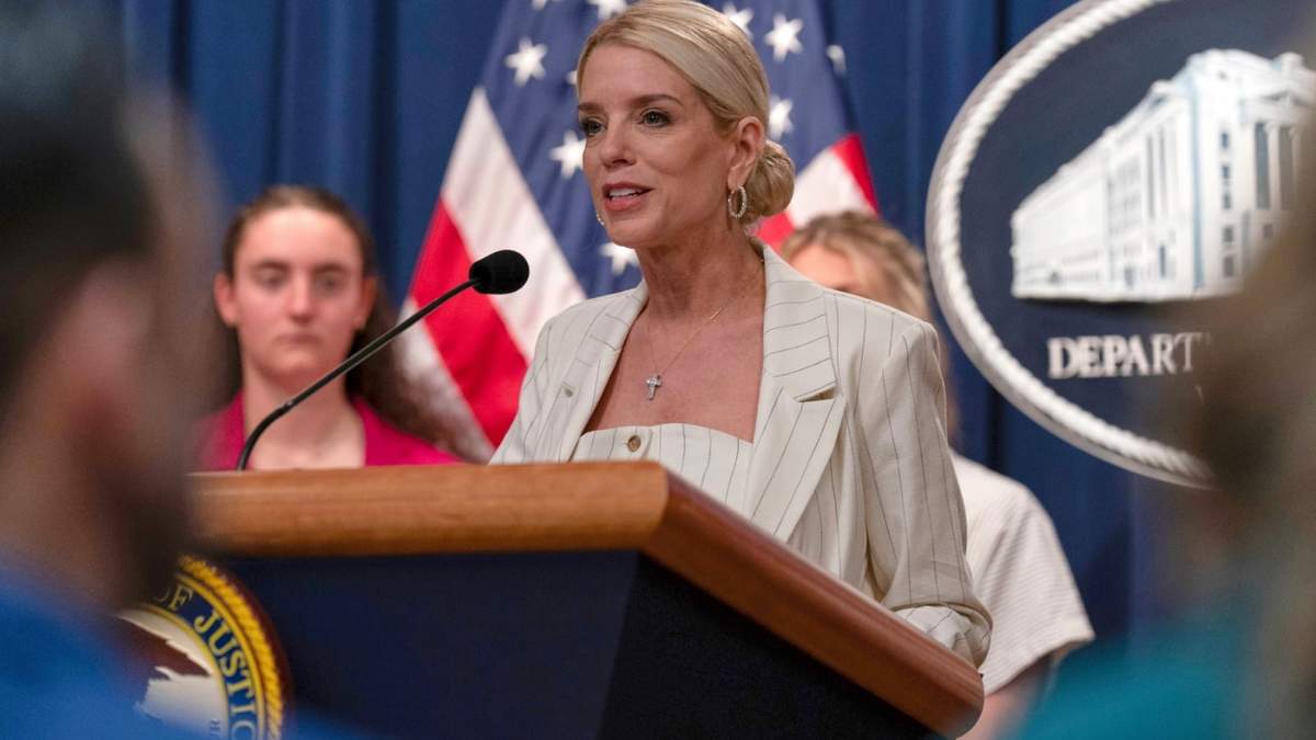 La secretaria de Justicia de Estados Unidos Pam Bondi en conferencia de prensa en la sede de su departamento en Washington