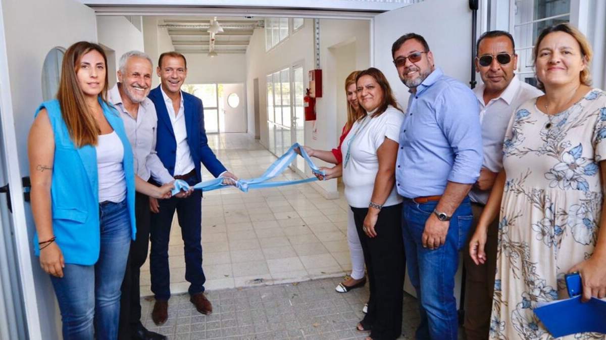 El gobernador, Omar Gutiérrez, en la inauguración de los jardines de infantes en Plottier. Fuente: (Facebook)