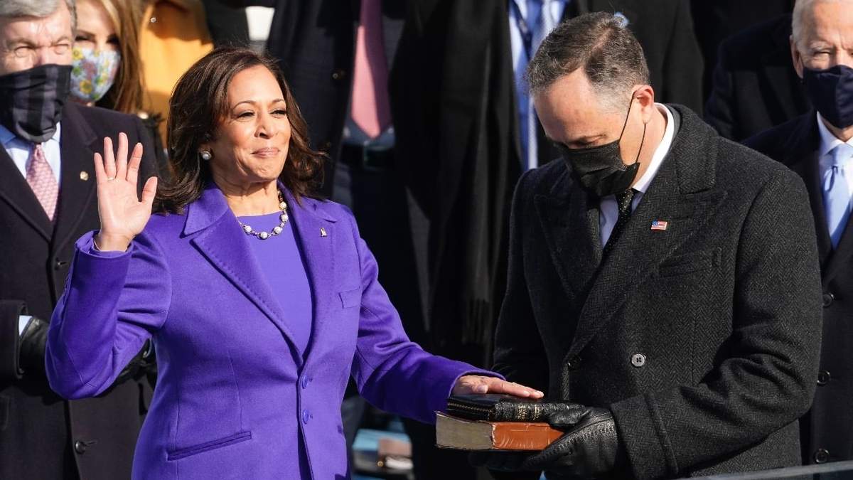 Kamala Harris en el momento de prestar juramento