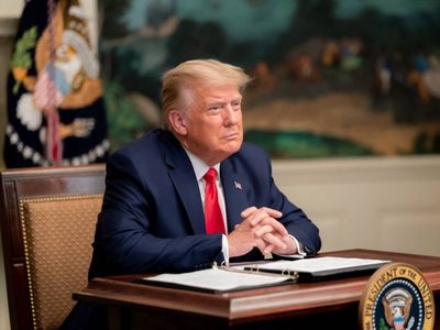 Gobierno de EU recupera 100 documentos clasificados que se llevó Trump