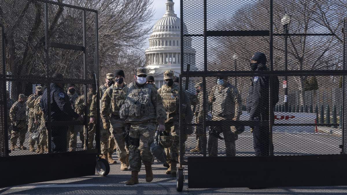 Elementos de la Guardia Nacional resguardan el Capitolio previo a la toma de posesión de Joe Biden