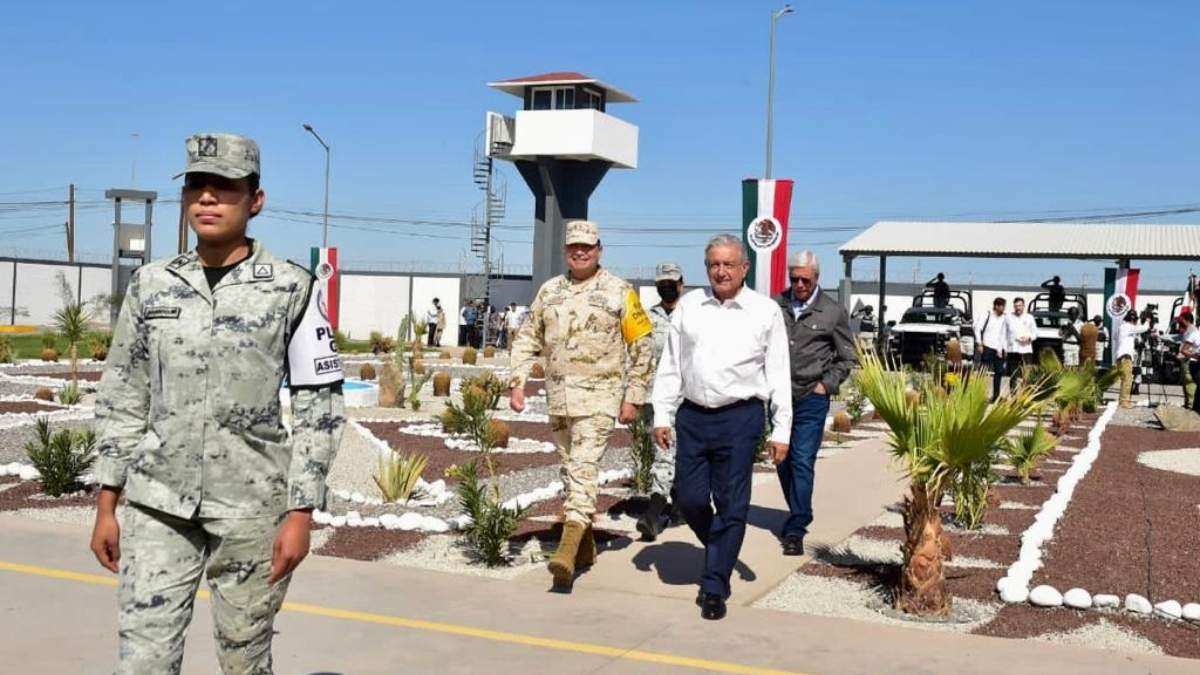 El presidente López Obrador en la inauguración de un cuartel de la Guardia Nacional en Ensenada, BC