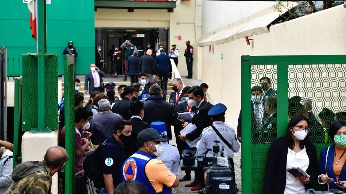 Abogados y víctimas antes de ingresar a la audiencia de este lunes