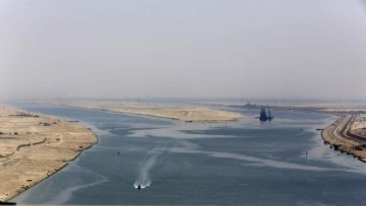 Una lancha militar vigila la entrada a una nueva sección del canal de Suez en Ismailia, Egipto, 6 de agosto de 2015