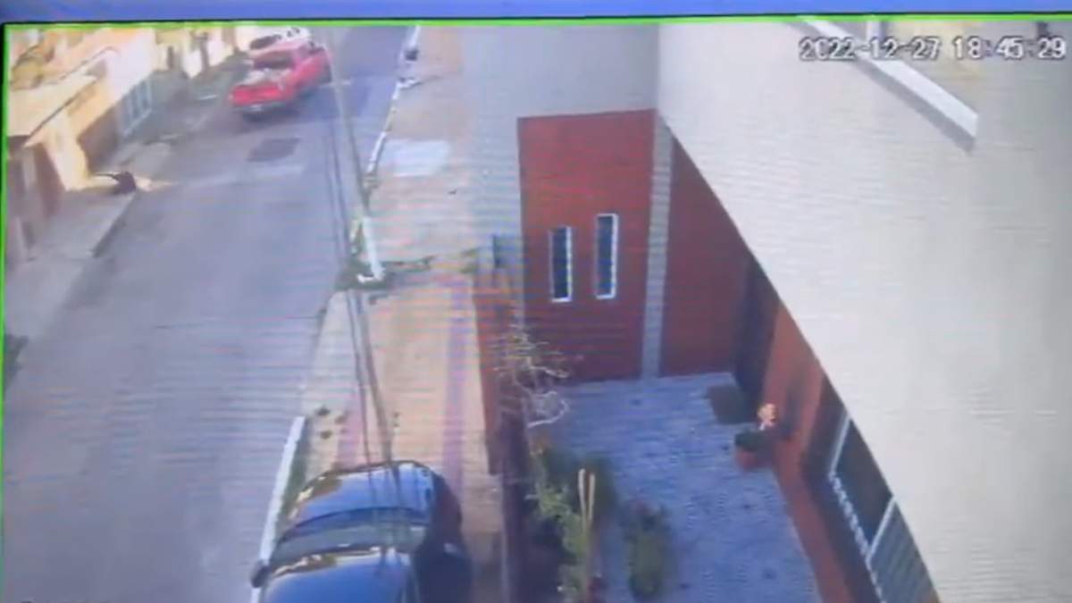 A la derecha, el momento en el que cae el joven tras recibir el impacto de bala