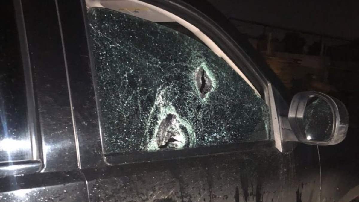 Uno de los vehículos baleados en el ataque
