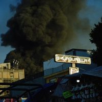 Fuerte incendio consume una bodega de calzado en Tepito (Videos)