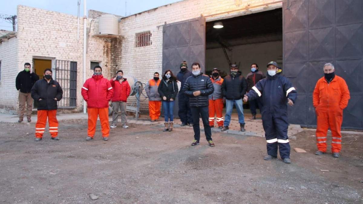 El intendente Koopmann junto a trabajadores municipales. Fuente: (Twitter).