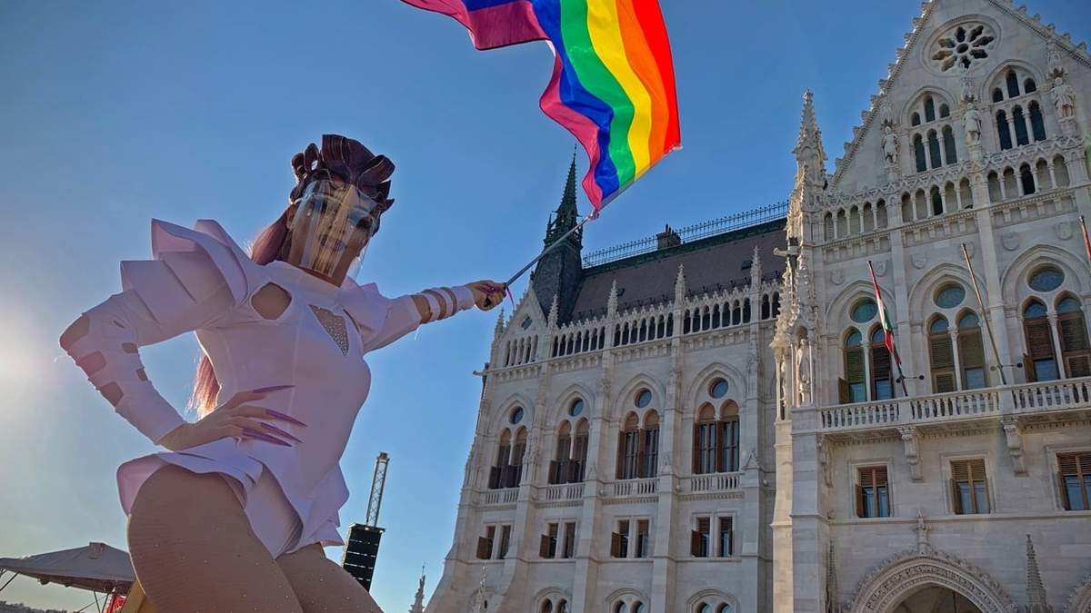 Manifestación por los derechos LGBT frente al edificio del Parlamento en Budapest