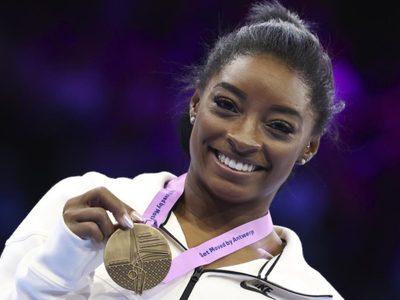 Simone Biles cierra el Mundial con dos oros más y llega a 23 títulos