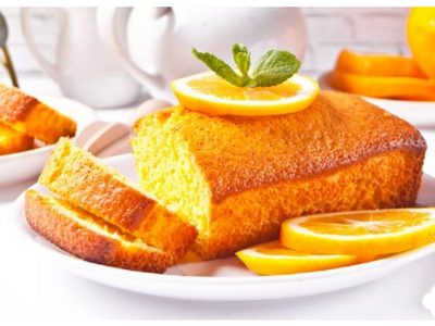 Época de cítricos y precios bajos: hacé este bizcocho de naranja con salsa de chocolate que tiene el sabor de casa de la abuela