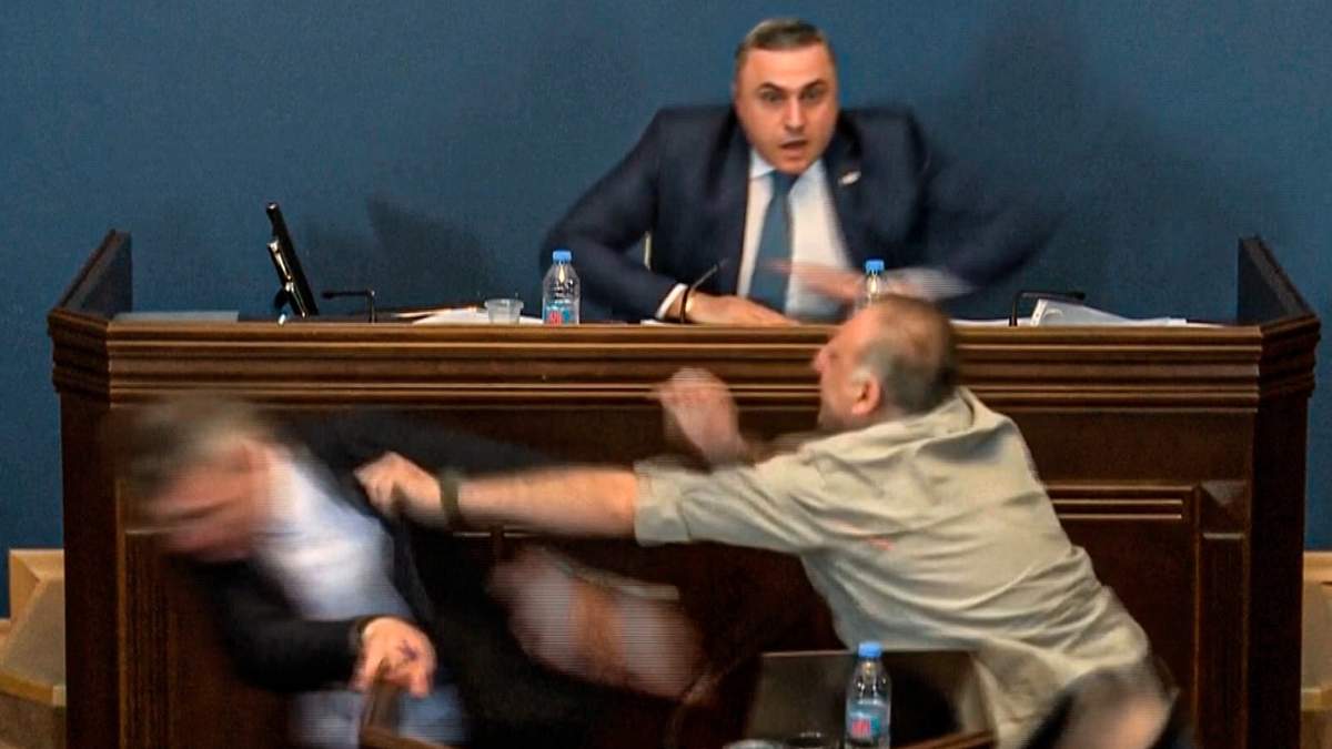 Mamuka Mdinaradze recibe un golpe de un opositor