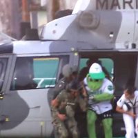 Madres de desaparecidos reprochan que se use un helicóptero de la Marina para trasladar una botarga
