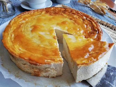 Tarta de yogur sin azúcar, sin harina y sin horno: con solo 4 ingredientes preparala en versión exprés