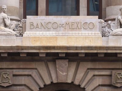 Inflación en México baja en abril a 4.45% anual; jitomate sigue subiendo de precio