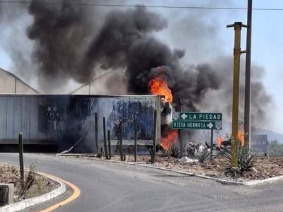 Ola de narcobloqueos sacude a Michoacán; grupos criminales incendian vehículos y Oxxos (Video)
