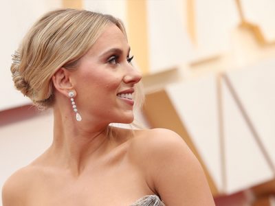 ¿Posible embarazo? El abultado vientre de Scarlett Johansson generó revuelo en los "Oscars"