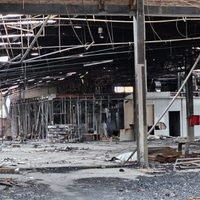 Pasaron seis meses del incendio del galpón en el Bajo Neuquino y su estructura, en peligro de derrumbe, sigue intacta