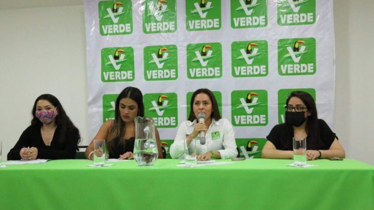 Al centro, la dirigente nacional del PVEM, Karen Castrejón