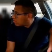 Conductor de Uber rechaza llevar a un niño solo y regaña a la mamá (Video)