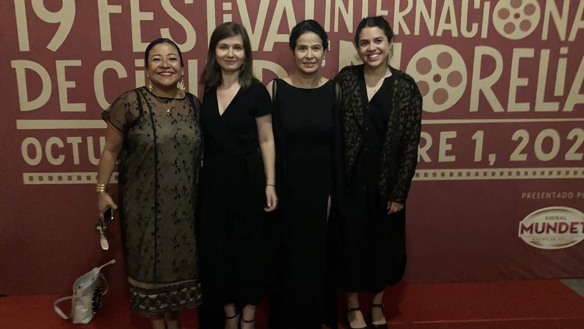 De izquierda a derecha, las actrices Mónica del Carmen y Arcelia Ramírez, la directora Teodora Ana Mihai y la productora Eréndira Núñez de la película "La civil".