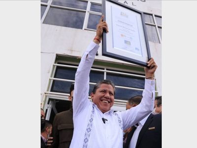 David Monreal promete que no habrá saqueos ni "año de Hidalgo" al recibir su constancia de mayoría