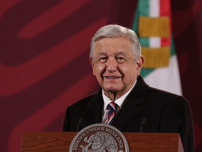 AMLO presume que reestructuró la deuda externa de México para que en 2025 paguen la mitad de interes