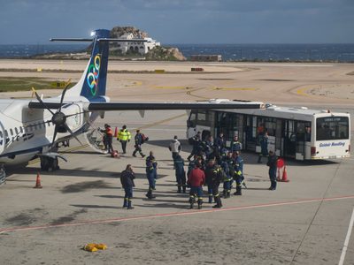 Terremotos siguen sacudiendo cada pocos minutos la isla volcánica de Santorini en Grecia