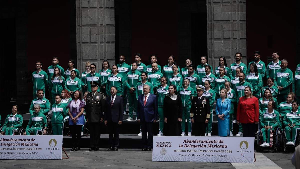La delegación paralímpica mexicana en el abanderamiento
